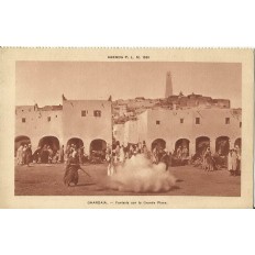 CARTE POSTALE ANCIENNE: ALGERIE, 1930. GHARDAIA, FANTASIA SUR LA GRANDE PLACE.