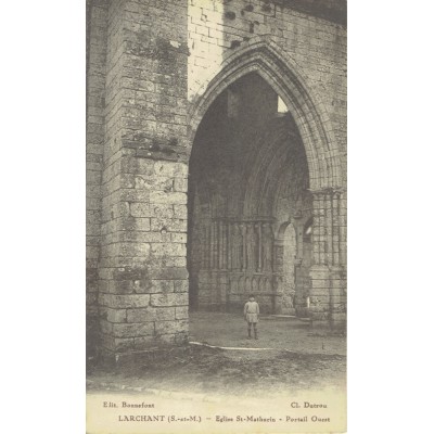 CPA - LARCHANT - Eglise Saint Mathurin Portail Ouest - Années 1910.