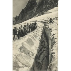 CPA: GLACIERS DES ALPES. UNE CREVASSE. Années 1910.