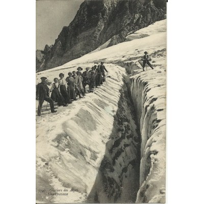 CPA: GLACIERS DES ALPES. UNE CREVASSE. Années 1910.