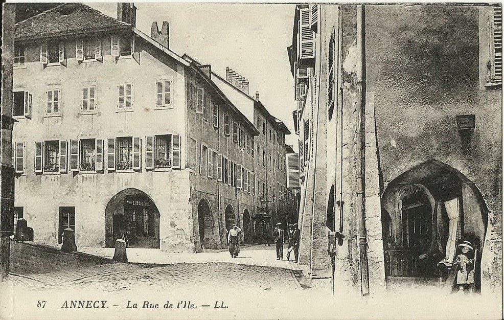 CPA 74 ANNECY - La Rue et les Arcades Sainte-Claire