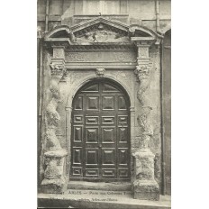 CPA: ARLES, PORTE AUX COLONNES TORSES, vers 1910.