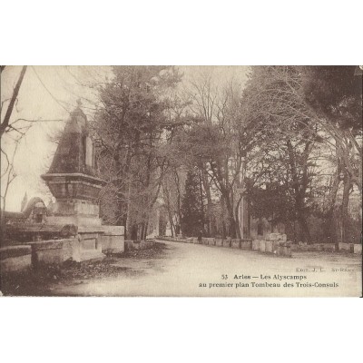 CPA: ARLES, UNE VUE DES ALISCAMPS, vers 1910.