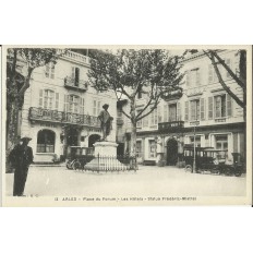 CPA: ARLES,PLACE DU FORUM,LES HOTELS, vers 1910.