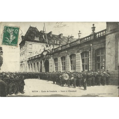 CPA: AUTUN (71) , ECOLE DE CAVALERIE, SALUT A L'ETENDARD.