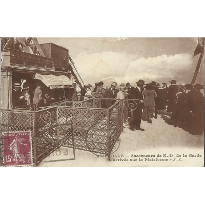 CPA: MARSEILLE, ANNEES 1920, ARRIVEE PAR LES ASCENSEURS DE NOTRE-DAME.