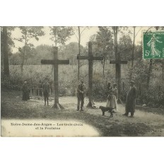 CPA: NOTRE-DAME-DES-ANGES. LES TROIS CROIX ET LA FONTAINE. ANIMEE.ANNEES 1920.