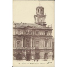CPA: ARLES, L'HOTEL DE VILLE ET LE BEFFROI, vers 1910.