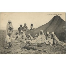 CPA TUNISIE, vers 1910, ARABES PREPARANT LE MECHOUI.