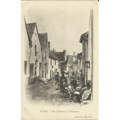 CPA: VITRE. Rue du Rachapt (Tricoteuses). Années 1900.