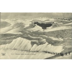 CPA: CHASSEURS ALPINS TRAVERSANT UN GLACIER. Années 1900.