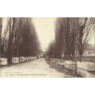 CPA: ARLES, LES ALYSCAMPS, L'ALLEE, ANIMEE, vers 1910.