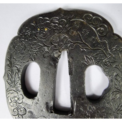 JAPON, JAPAN. TSUBA en FER LAQUE, TSUBA in LACQUERED & CHASED IRON