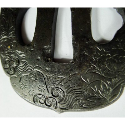 JAPON, JAPAN. TSUBA en FER LAQUE, TSUBA in LACQUERED & CHASED IRON
