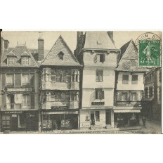 CPA: LANNION, VIEILLES MAISONS PLACE DU CENTRE, vers 1910