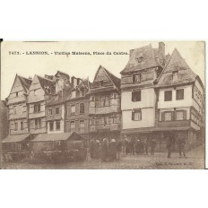 CPA: LANNION, Vieilles Maisons, Place du Centre, Animée, vers 1900