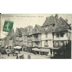 CPA: LANNION, Vieilles Maisons, Place du Centre,Animée, vers 1910
