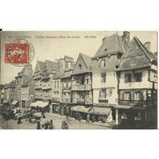 CPA: LANNION, Vieilles Maisons, Place Animée, vers 1910