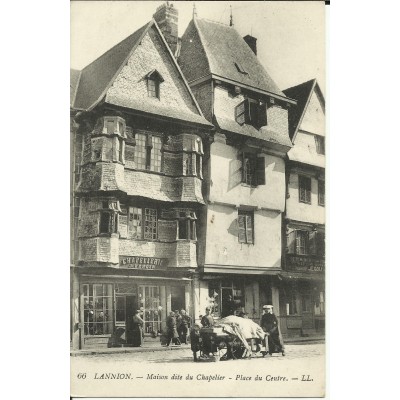 CPA: LANNION, Maison du Chapelier Animée, vers 1910