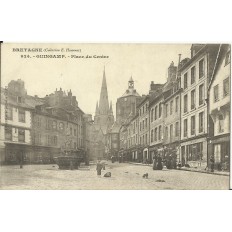 CPA: GUINGAMP, La Place du Centre, Animée, années 1900