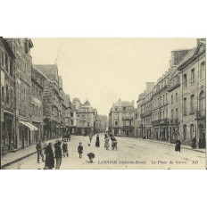 CPA: LANNION, La Place du Centre, Animée, en 1900