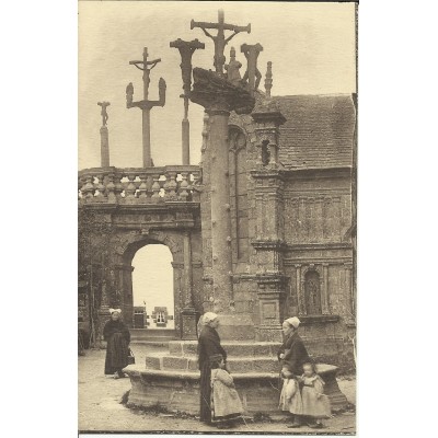 CPA: LAMPAUL, L'Arc de Triophe et le Calvaire, Animée, vers 1920