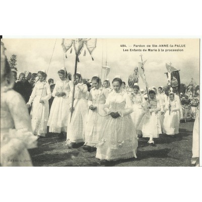 CPA: STE-ANNE LA PALUE, Procession, Enfants de Marie, vers 1920