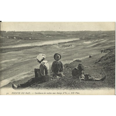 CPA: POINTE-DU-RAZ, Gardeuses de vaches aux étangs d'Ys, années 1900