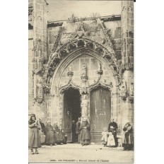 CPA: LE FOLGOET, Portail latéral de l'Eglise, Animée, en 1900
