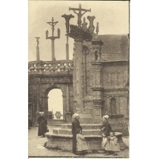 CPA: LAMPAUL, L'Arc de Triophe et le Calvaire, Animée, vers 1920