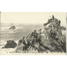 CPA: POINTE-DU-RAZ, Touristes sur la cime de la Pointe, vers 1910