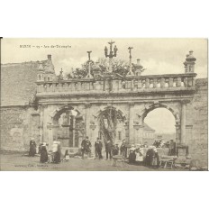 CPA: SIZUN, Arc-de-Triomphe, Animée, vers 1900