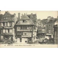 CPA: MORLAIX, Vieilles Maisons Place des Halles, Animée, vers 1910