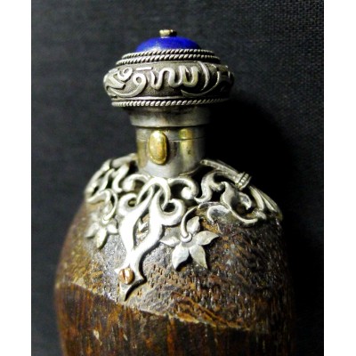 ART PERSE, FLACON EN BOIS, ARGENT, OR, LAPIS-LAZULI, RUBIS. PERSIAN ART.