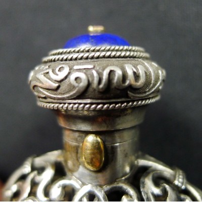 ART PERSE, FLACON EN BOIS, ARGENT, OR, LAPIS-LAZULI, RUBIS. PERSIAN ART.