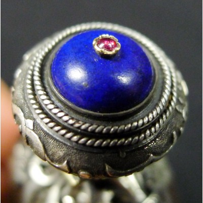 ART PERSE, FLACON EN BOIS, ARGENT, OR, LAPIS-LAZULI, RUBIS. PERSIAN ART.