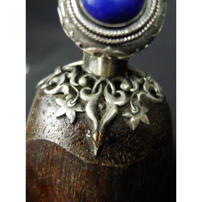 ART PERSE, FLACON EN BOIS, ARGENT, OR, LAPIS-LAZULI, RUBIS. PERSIAN ART.