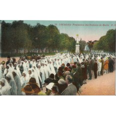 CPA: LOURDES, Procession des Enfants de Marie, vers 1910