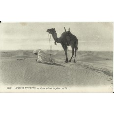 CPA: ARABE FAISANT SA PRIERE (DESERT du SAHARA), vers 1900