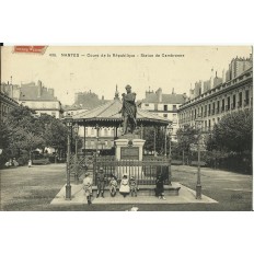 CPA: NANTES, Cours de la République-Statue de Cambronne, vers 1910.