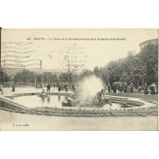 CPA: NANTES, La Place de la Duchesse-Anne et la Fontaine, vers 1920