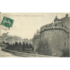 CPA: NANTES, Le Chateau, les douves et les Tours, vers 1910