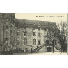 CPA: NANTES, Cour du Chateau - le Palais Ducal, vers 1910