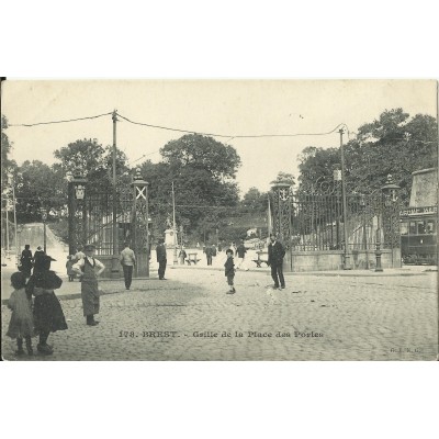 CPA: BREST, La Grille de la Place des Portes, Animée, vers 1900