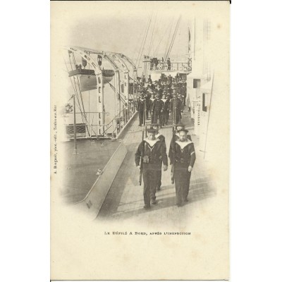 CPA: MARINE NATIONALE. Le Défilé à Bord après l'Inscription, vers 1900