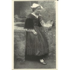 CPA (REPROD.): STE-ANNE D'AURAY,Jeune Femme en Costume, vers 1900.