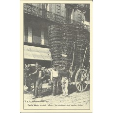 CPA: (REPRO) PARIS, Les Halles. Ramassage des Paniers, vers 1900.