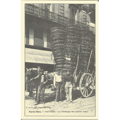 CPA: (REPRO) PARIS, Les Halles. Ramassage des Paniers, vers 1900.