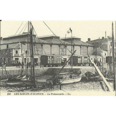 CPA: (REPRO). LES SABLES-d'-OLONNE, La Poissonnerie, vers 1900.