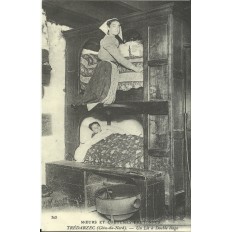 CPA: (REPRO). TREDARZEC, Un lit à double étage, vers 1900.